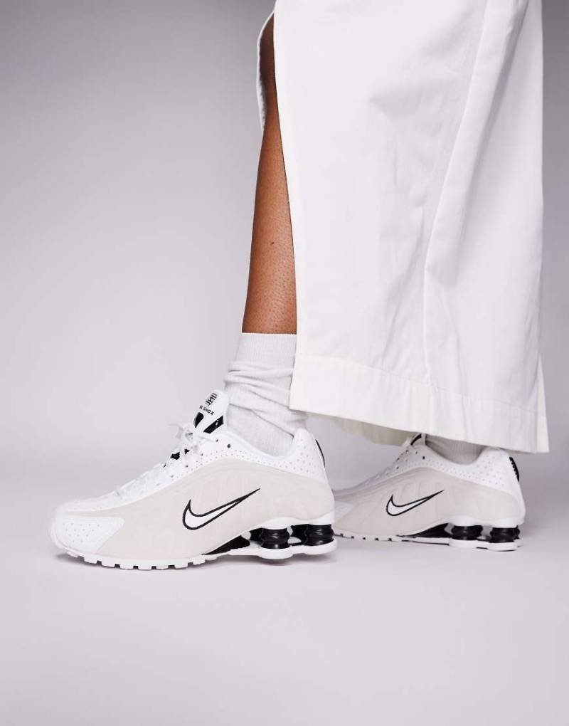 Nike - Shox R4 - Unisex-Sneaker in Weiß und Beige von Nike