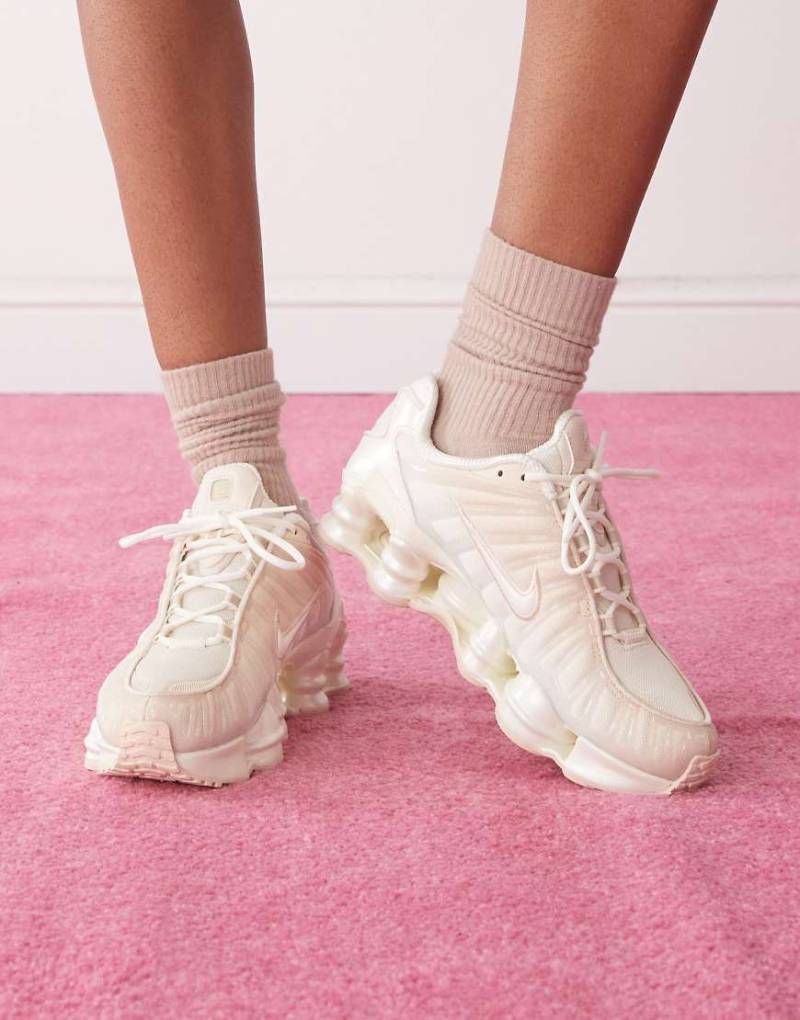 Nike - Shox TL - Sneaker in Wollweiß mit Details in Perlmuttoptik von Nike