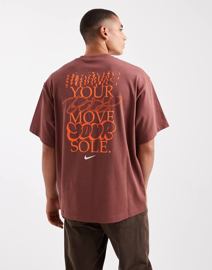 Nike - Solo Swoosh - T-Shirt in Braun mit Rückenprint-Brown von Nike