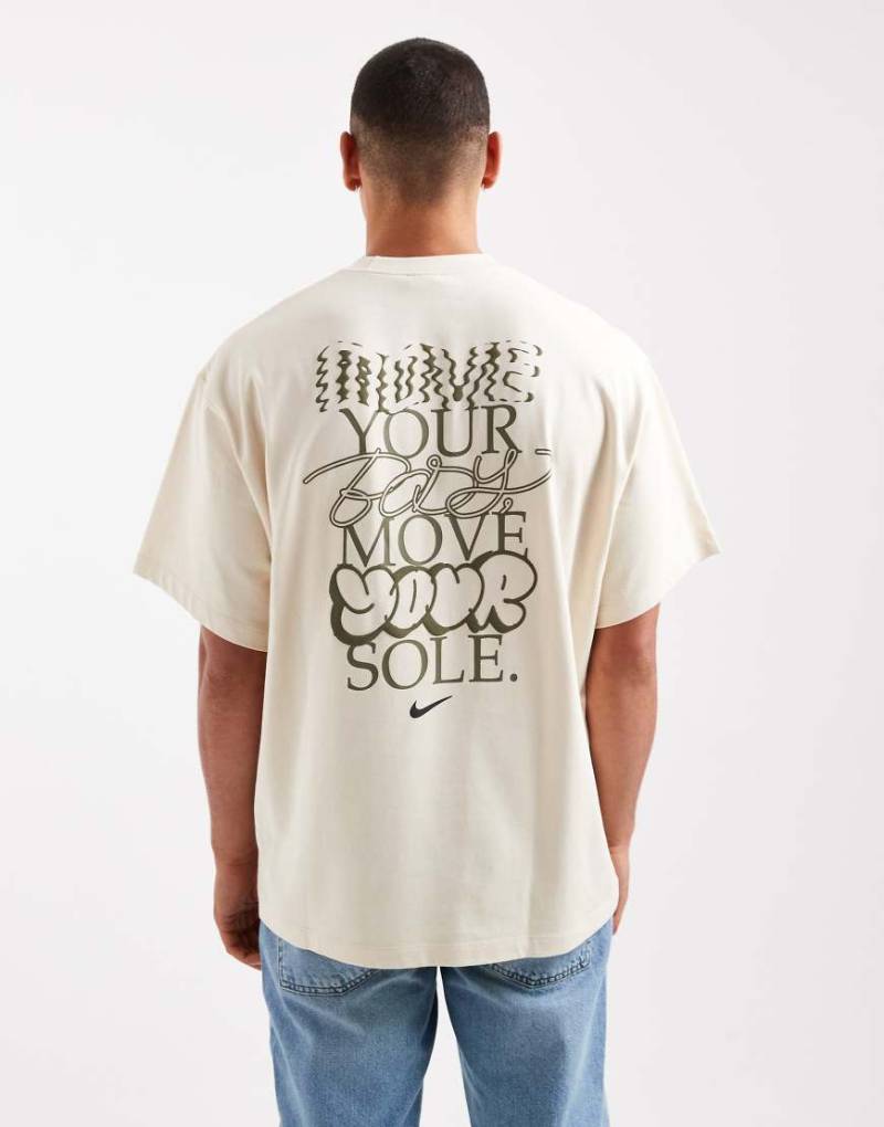 Nike - Solo - T-Shirt in Beige mit Swoosh-Logoprint-Neutral von Nike