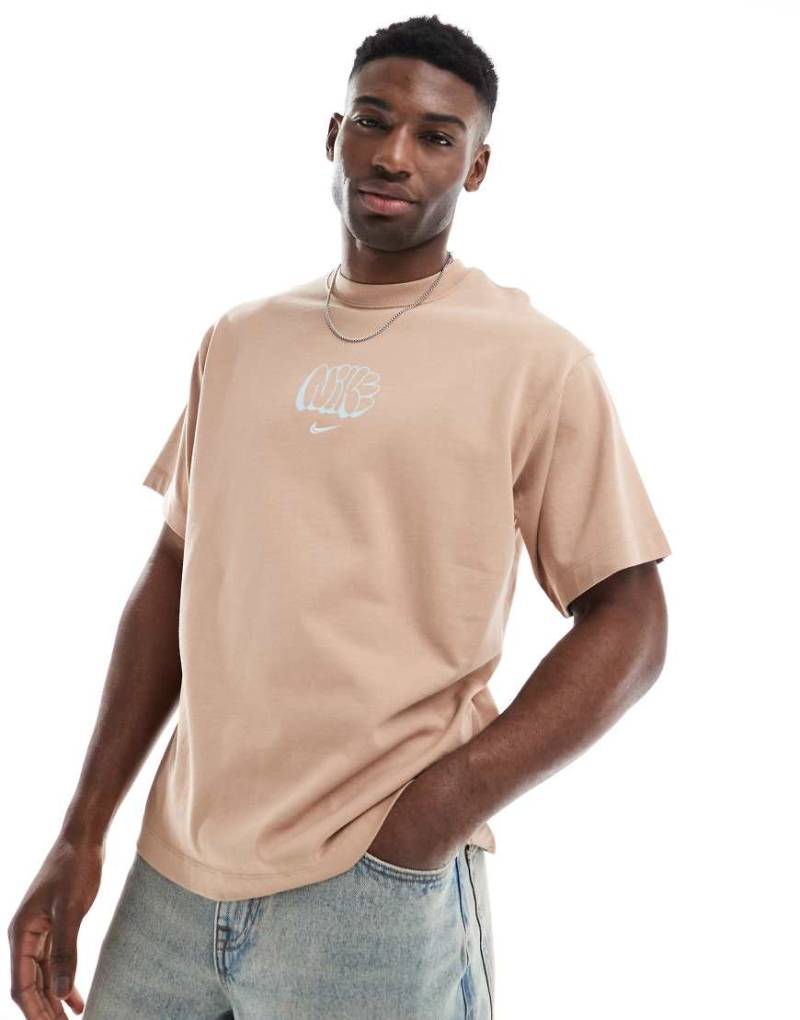Nike - Solo - T-Shirt in Braun mit grafischem Swoosh-Logoprint von Nike