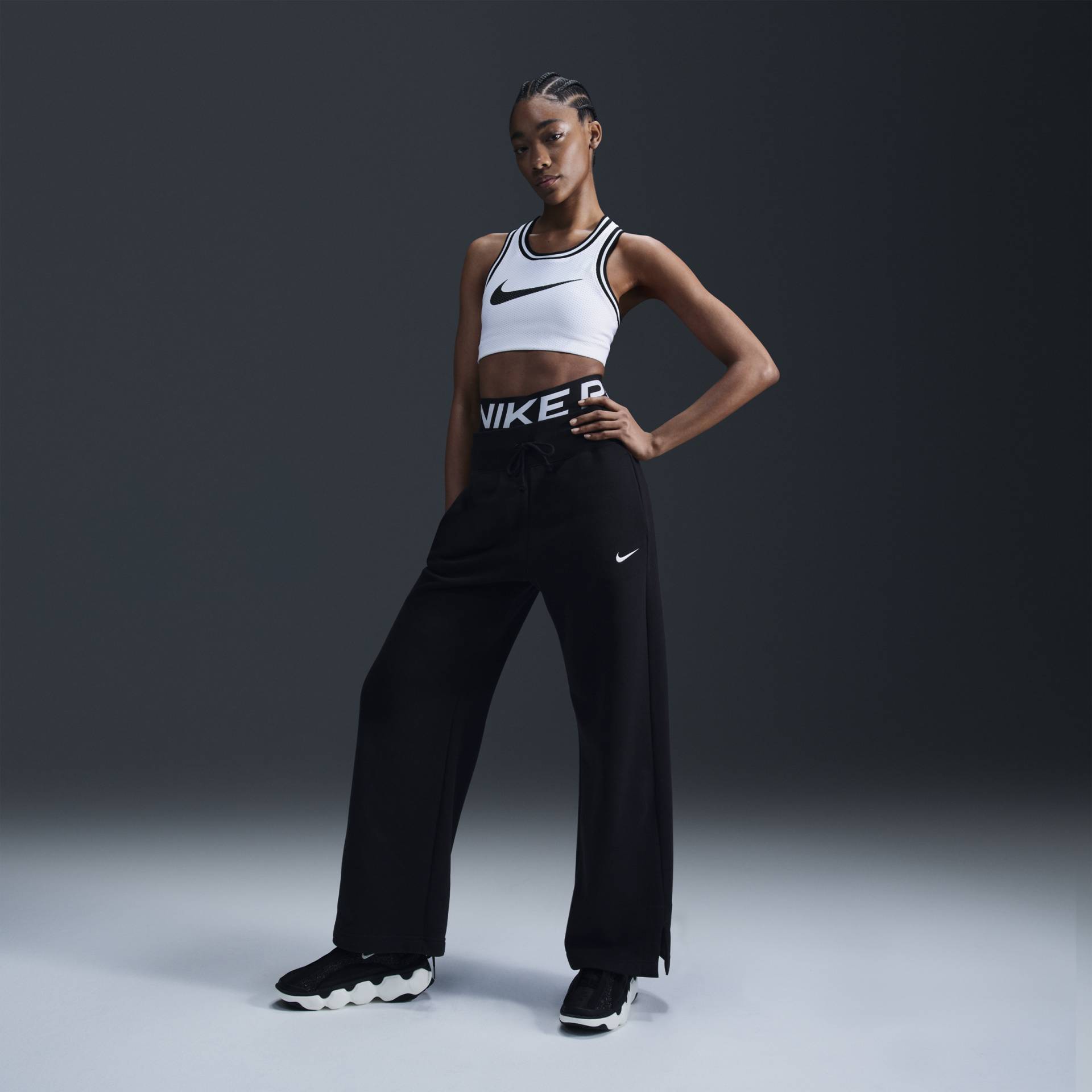 Nike Sportswear Phoenix Fleece Damen-Trainingshose mit hohem Taillenbund und weitem Bein - Schwarz von Nike
