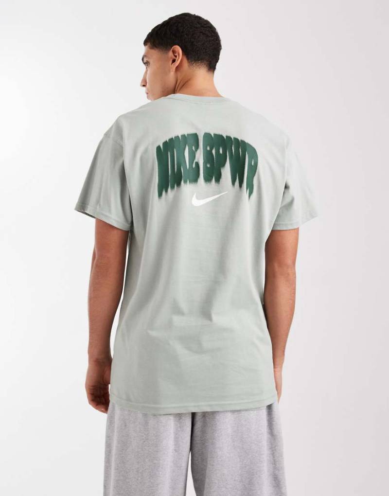 Nike - Sportswear - T-Shirt in Hellgrün mit Rückengrafik von Nike