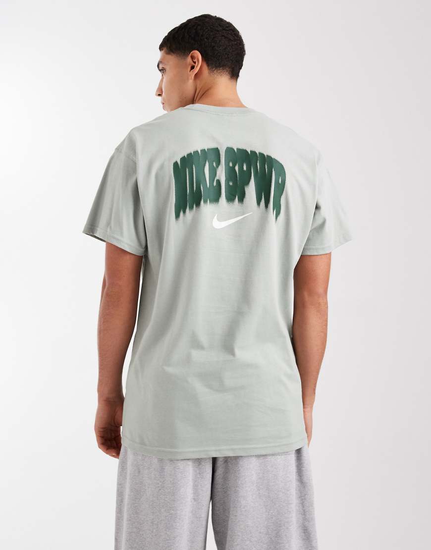 Nike - Sportswear - T-Shirt in Hellgrün mit Rückengrafik von Nike