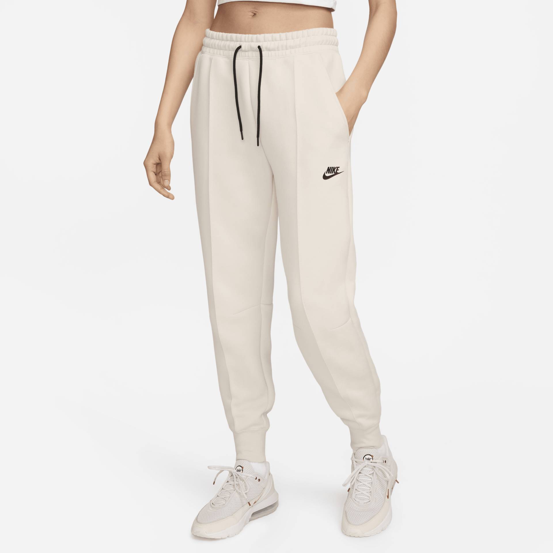 Nike Sportswear Tech Fleece Jogginghose mit mittelhohem Bund (Damen) - Braun von Nike