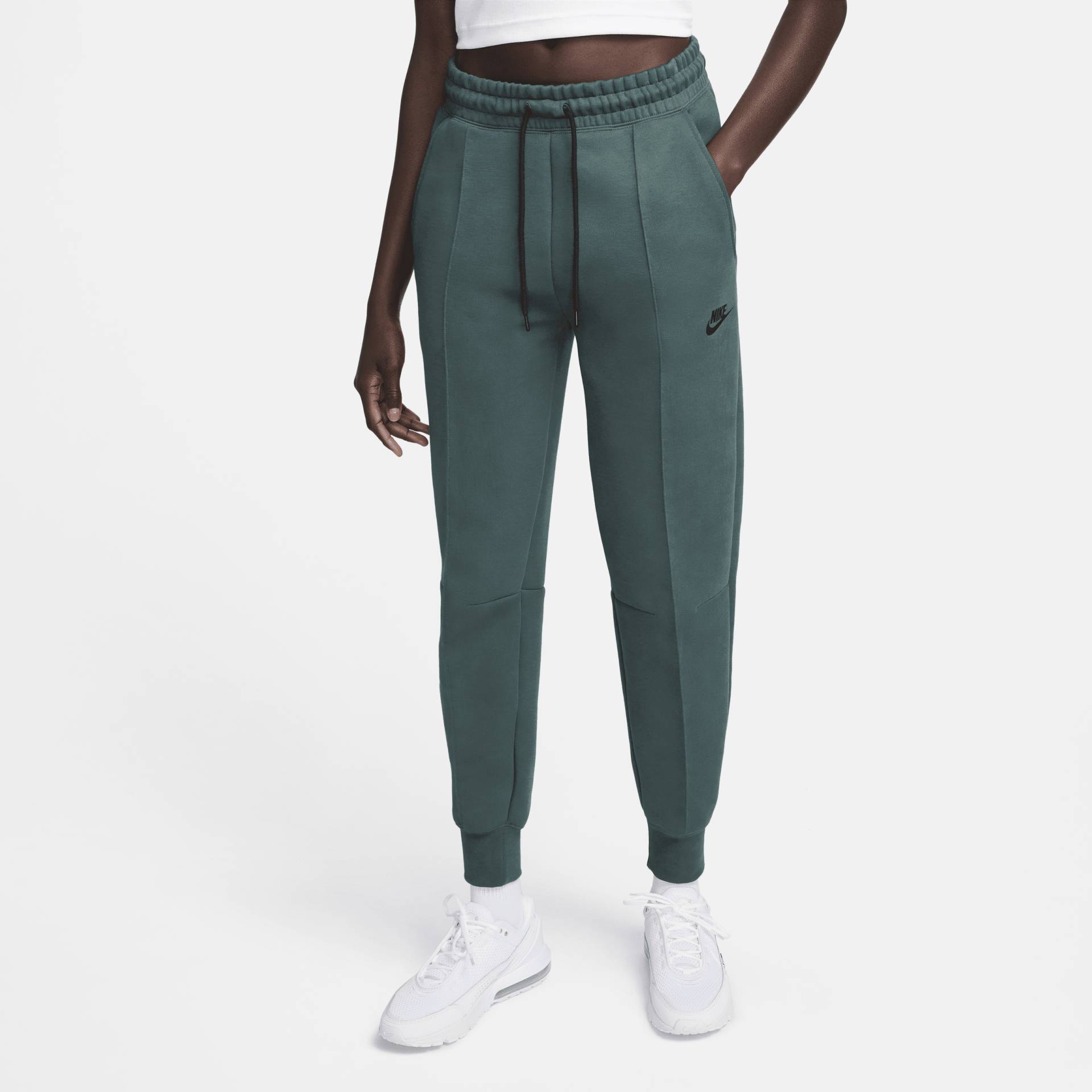 Nike Sportswear Tech Fleece Jogginghose mit mittelhohem Bund für Damen - Grün von Nike