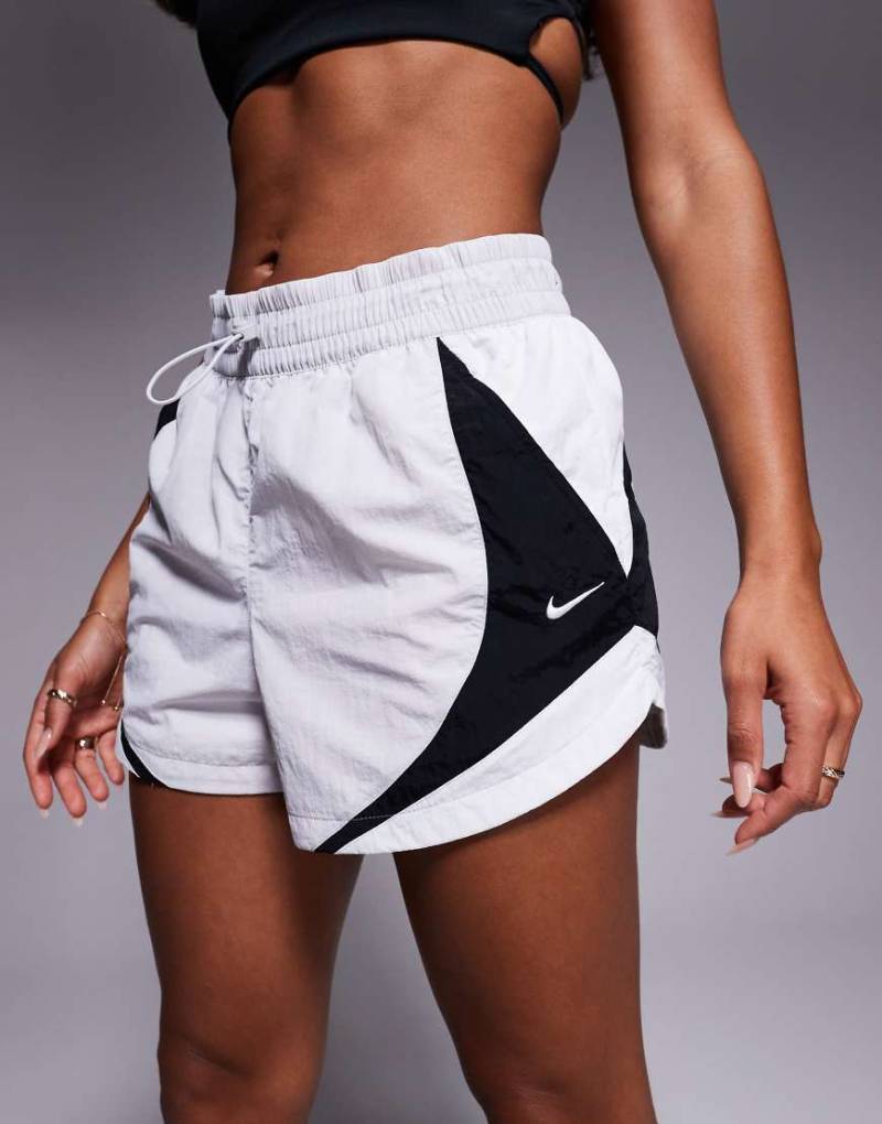 Nike - Street - Shorts mit Einsätzen in Grau und Schwarz, 3 Zoll Schrittlänge Nike - Street - Shorts mit Einsätzen in Grau und Schwarz, 3 Zoll Schrittlänge von Nike
