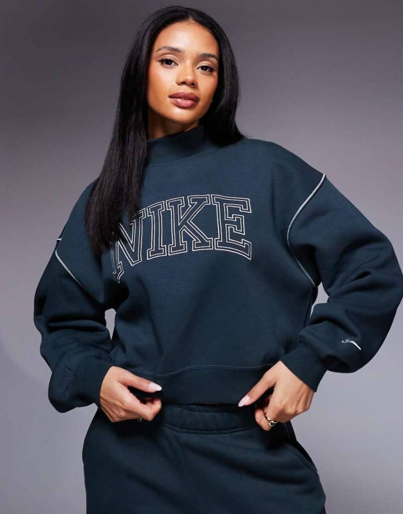 Nike - Sweatshirt in Dunkelgrün mit Retro-Logo und Stehkragen von Nike