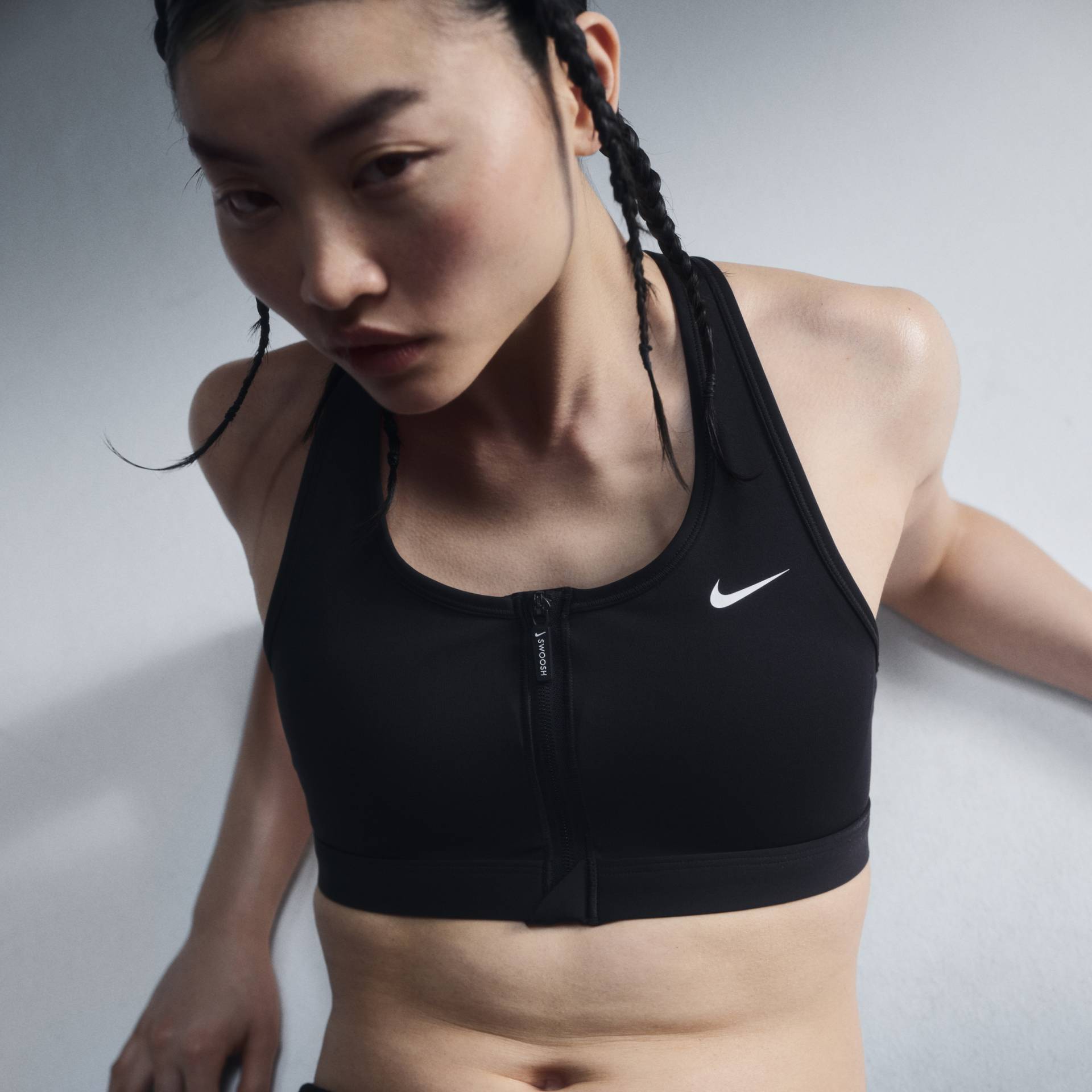 Nike Swoosh Front Zip gepolsterter Sport-BH mit mittlerem Halt für Damen - Schwarz von Nike