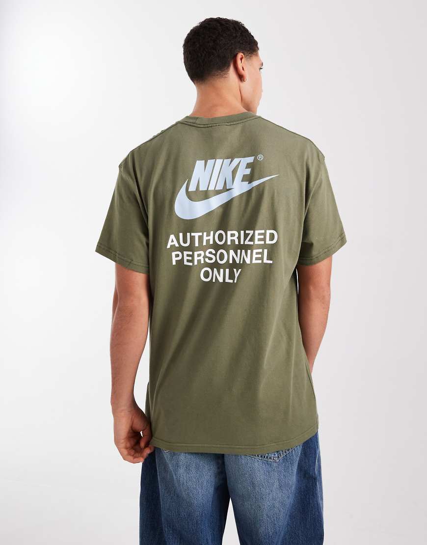 Nike - Swoosh - T-Shirt in Khaki mit Grafikprint auf dem Rücken-Grün von Nike