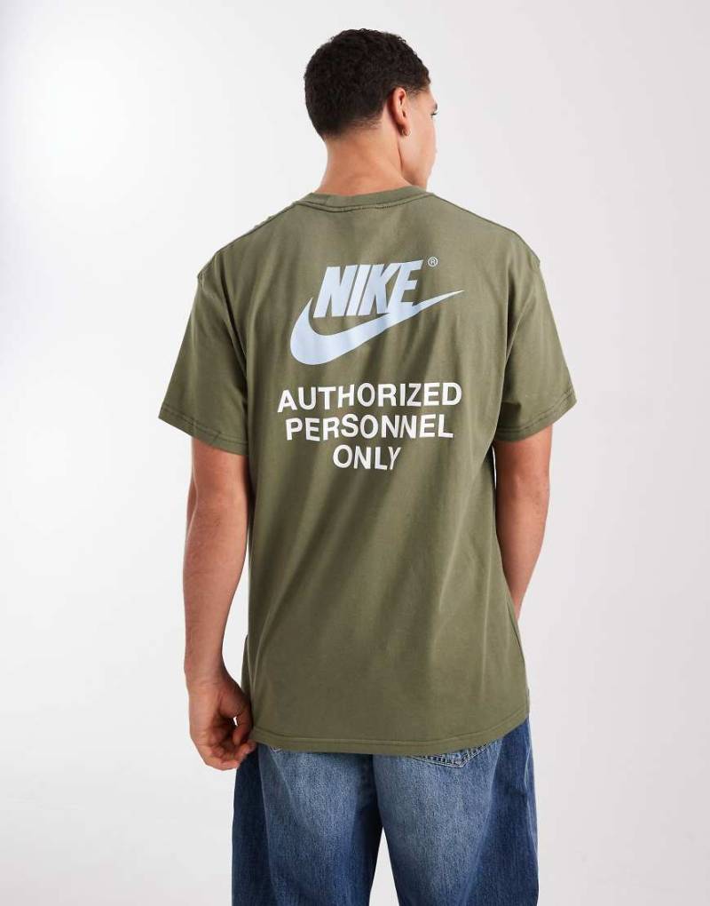 Nike - Swoosh - T-Shirt in Khaki mit Grafikprint auf dem Rücken-Grün von Nike