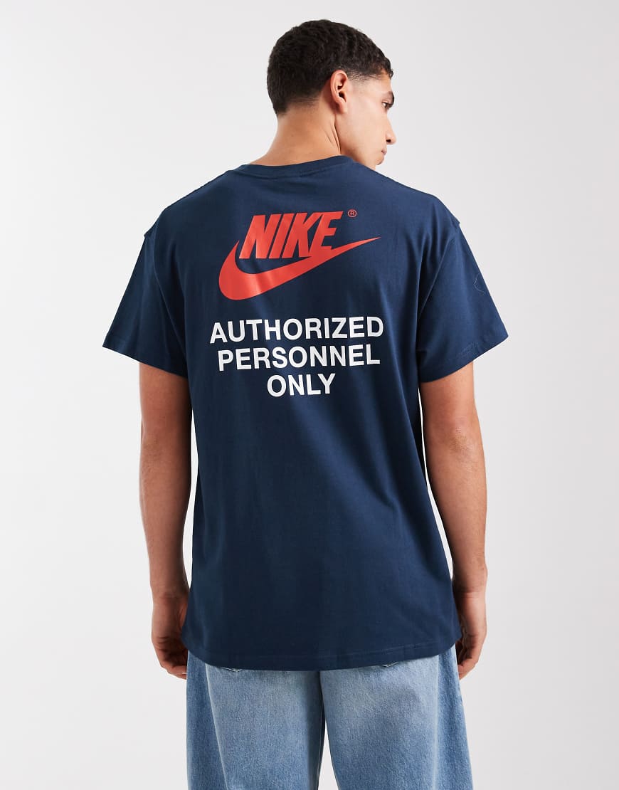 Nike - Swoosh - T-Shirt in Marineblau mit Grafikprint auf dem Rücken von Nike
