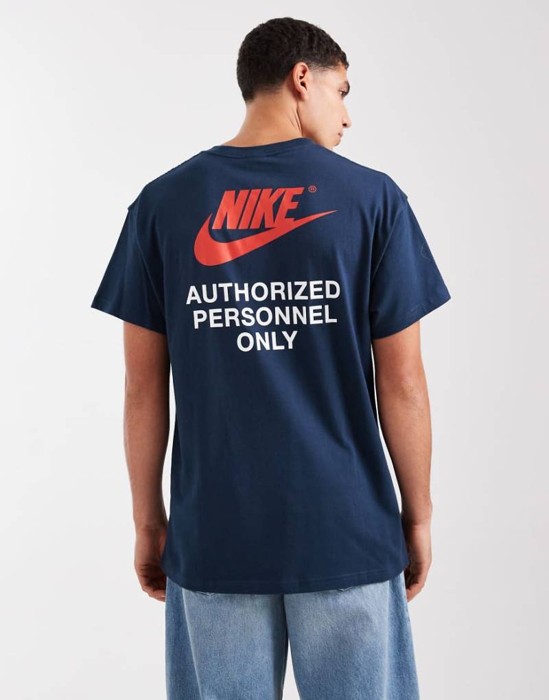 Nike - Swoosh - T-Shirt in Marineblau mit Grafikprint auf dem Rücken von Nike