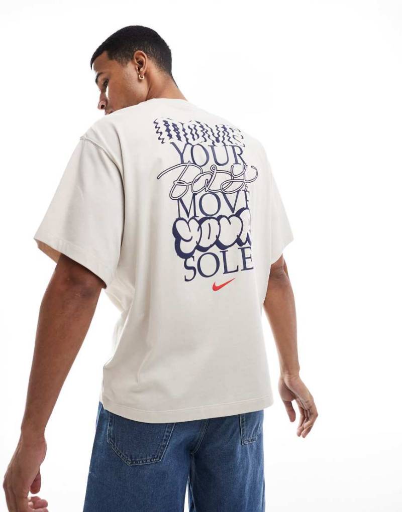 Nike - T-Shirt in Beige mit Grafik am Rücken-Braun von Nike