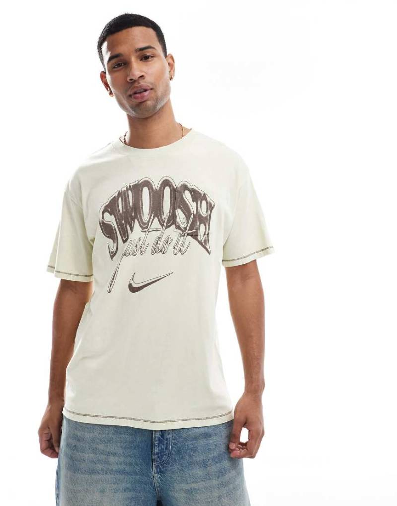 Nike - T-Shirt in Beige mit Grafikprint-Schwarz von Nike