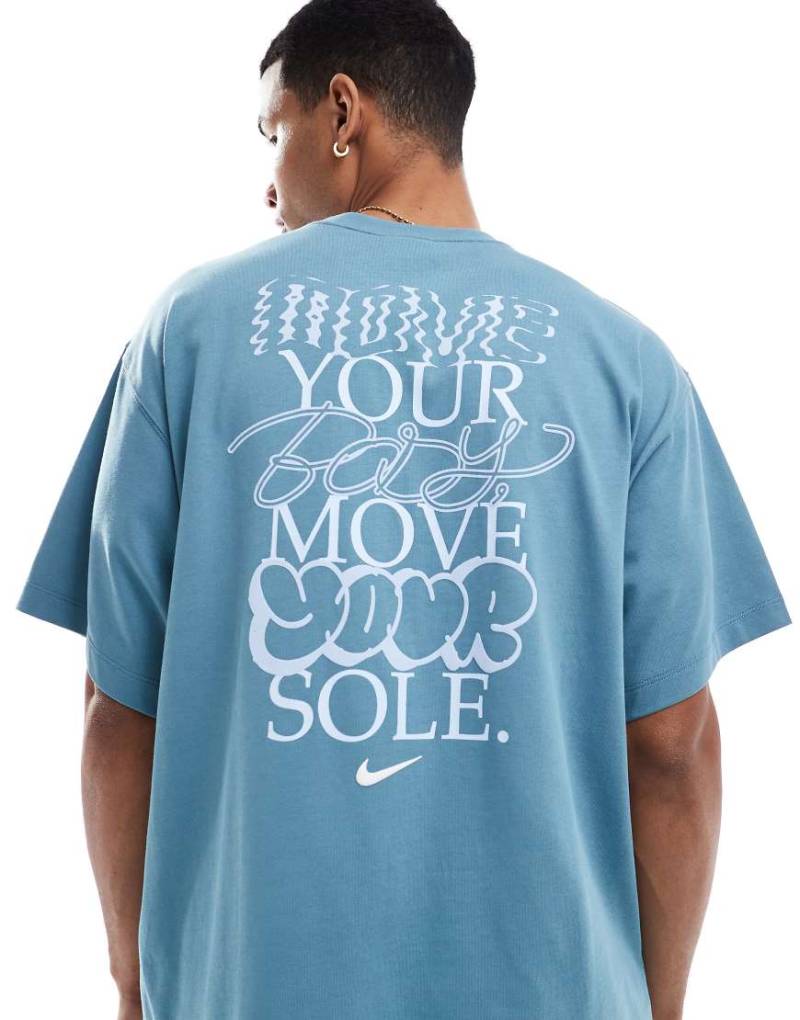 Nike - T-Shirt in Blau mit Grafik am Rücken von Nike