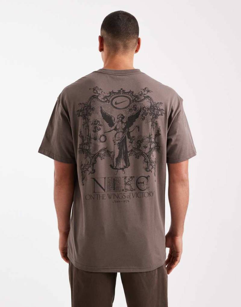 Nike - T-Shirt in Braun mit „Victory"-Rückenprint-Brown von Nike
