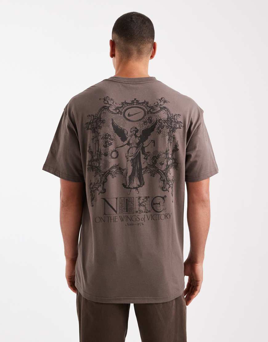 Nike - T-Shirt in Braun mit „Victory"-Rückenprint-Brown von Nike