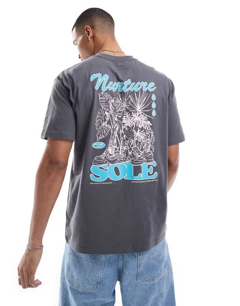 Nike - T-Shirt in Dunkelgrau mit Grafik von Nike