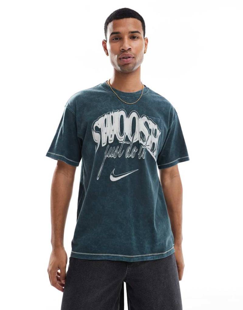 Nike - T-Shirt in Grün mit Grafikprint-Schwarz von Nike