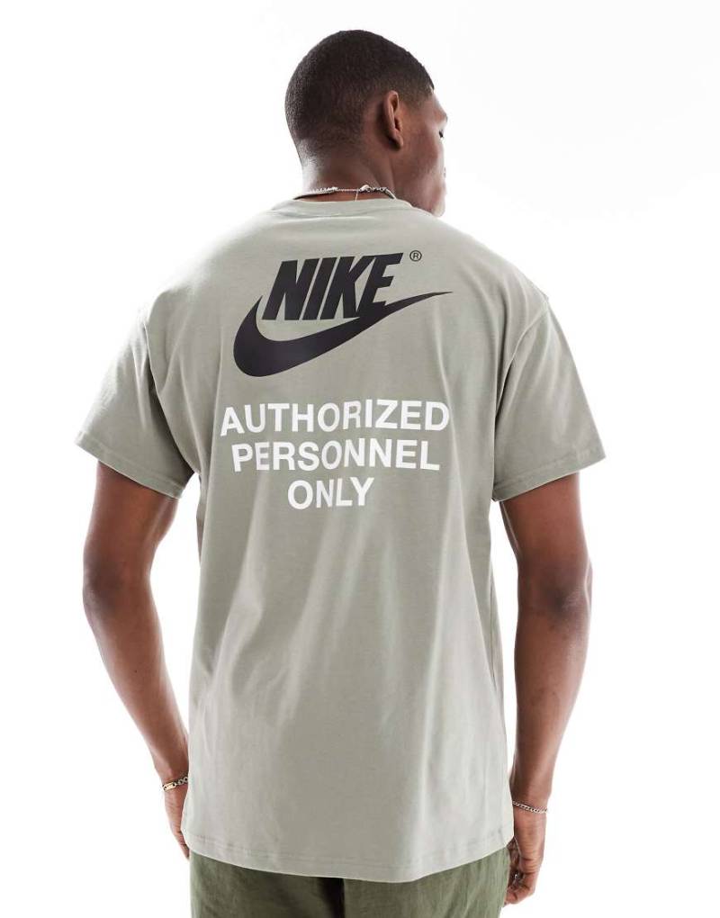 Nike - Swoosh - T-Shirt in Khaki mit Grafikprint auf dem Rücken-Grün von Nike