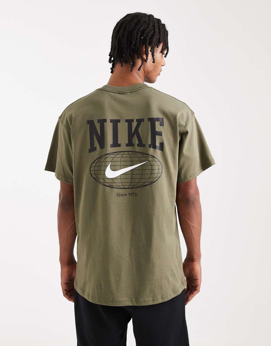 Nike - T-Shirt in Khaki mit Linien-Grafik-Grün von Nike