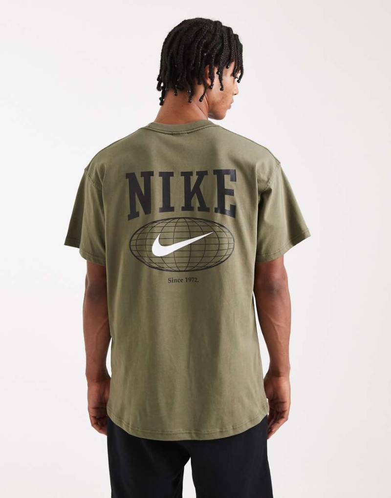 Nike - T-Shirt in Khaki mit Linien-Grafik-Grün von Nike