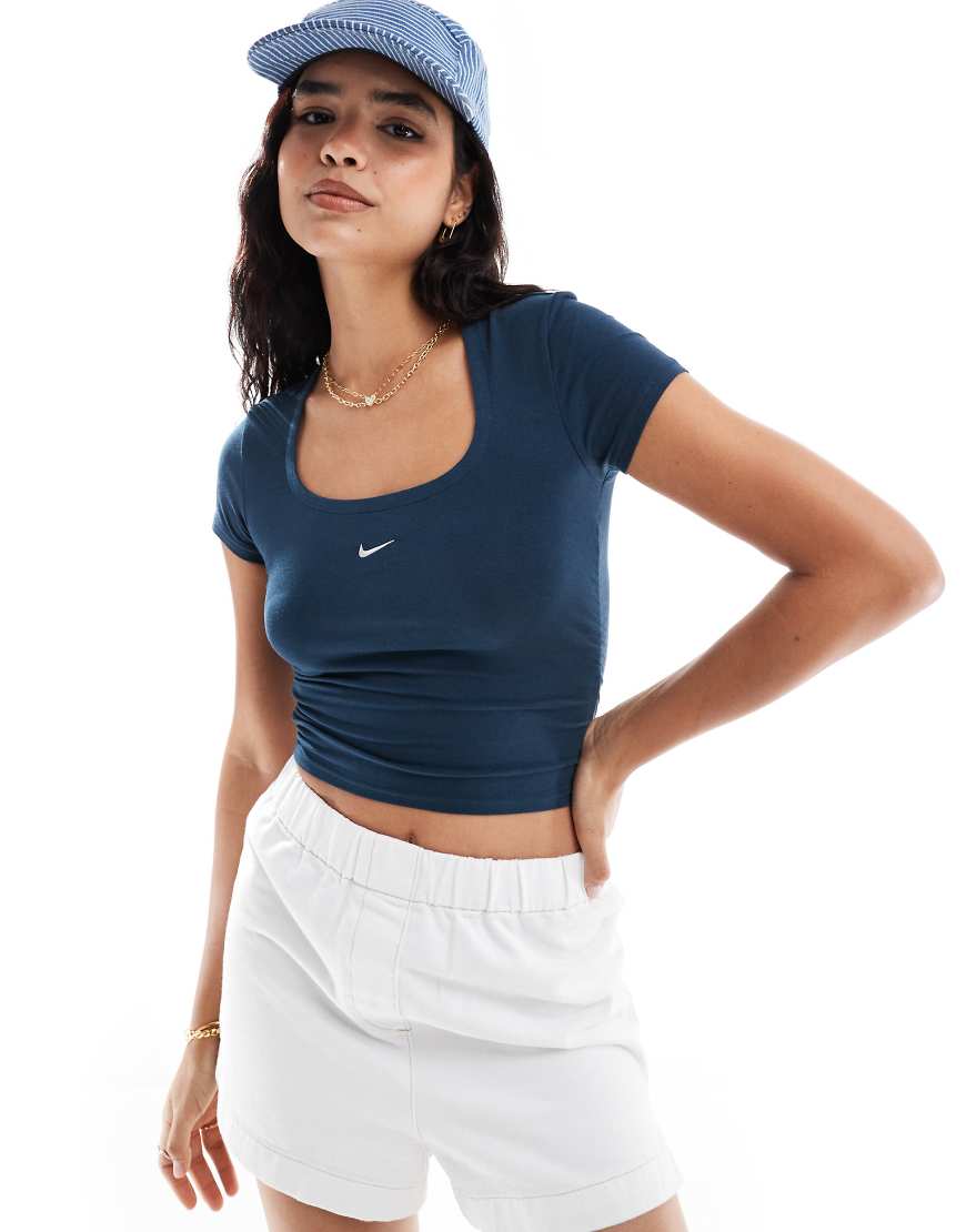 Nike - T-Shirt in Marineblau mit eckigem Ausschnitt Nike - T-Shirt in Marineblau mit eckigem Ausschnitt von Nike