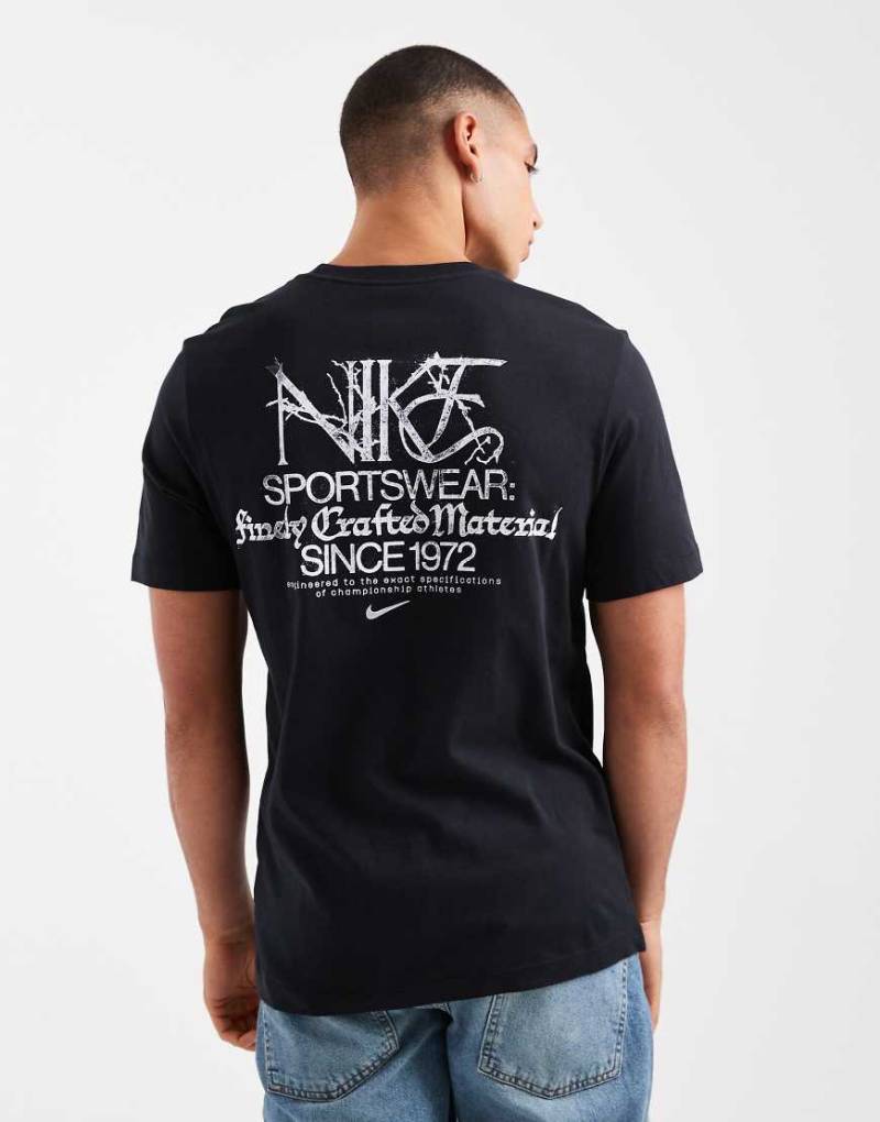 Nike - T-Shirt in Schwarz mit „Sportswear"-Rückenprint von Nike