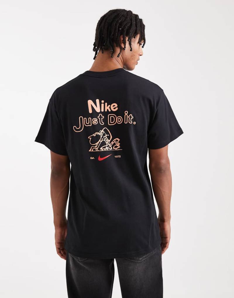 Nike - T-Shirt in Schwarz mit Linien-Grafik von Nike