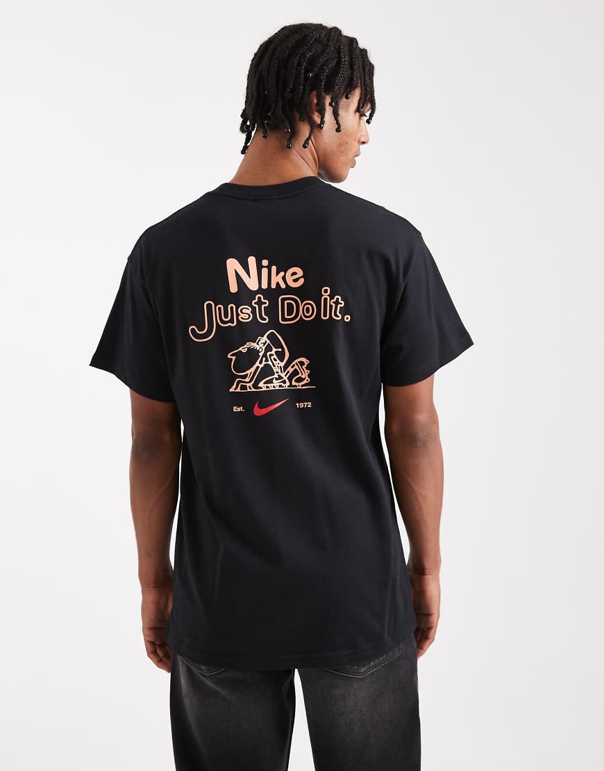 Nike - T-Shirt in Schwarz mit Linien-Grafik von Nike