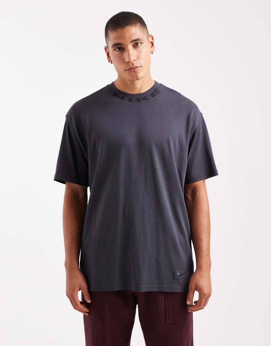 Nike - T-Shirt in Schwarz mit Print am Kragen von Nike