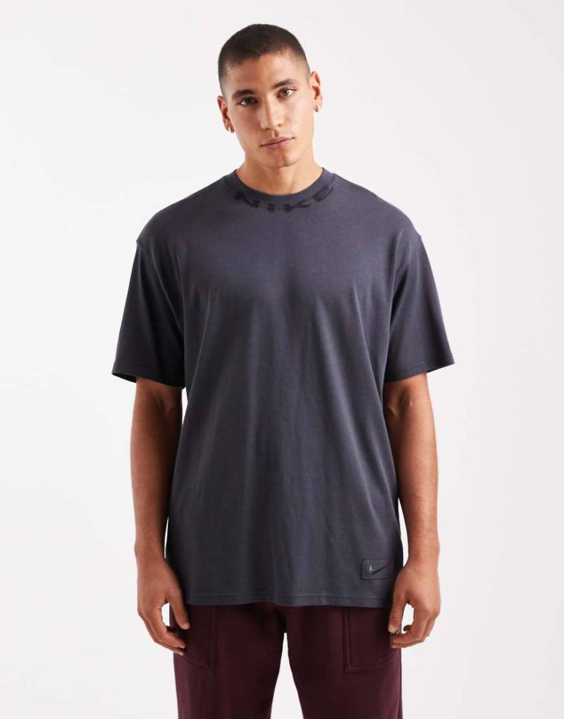 Nike - T-Shirt in Schwarz mit Print am Kragen von Nike