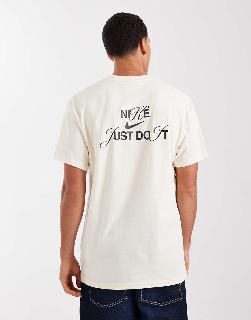 Nike - T-Shirt in Wollweiß mit Grafikprint auf dem Rücken von Nike