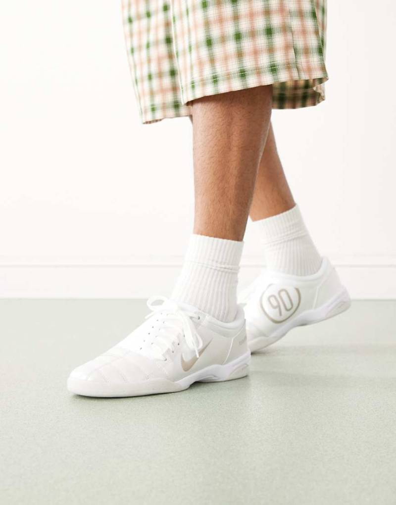 Nike - T90 - Sneaker in schillerndem Weiß-Silber von Nike