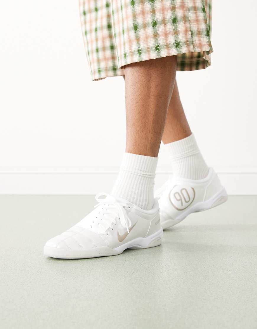 Nike - T90 - Sneaker in schillerndem Weiß-Silber von Nike