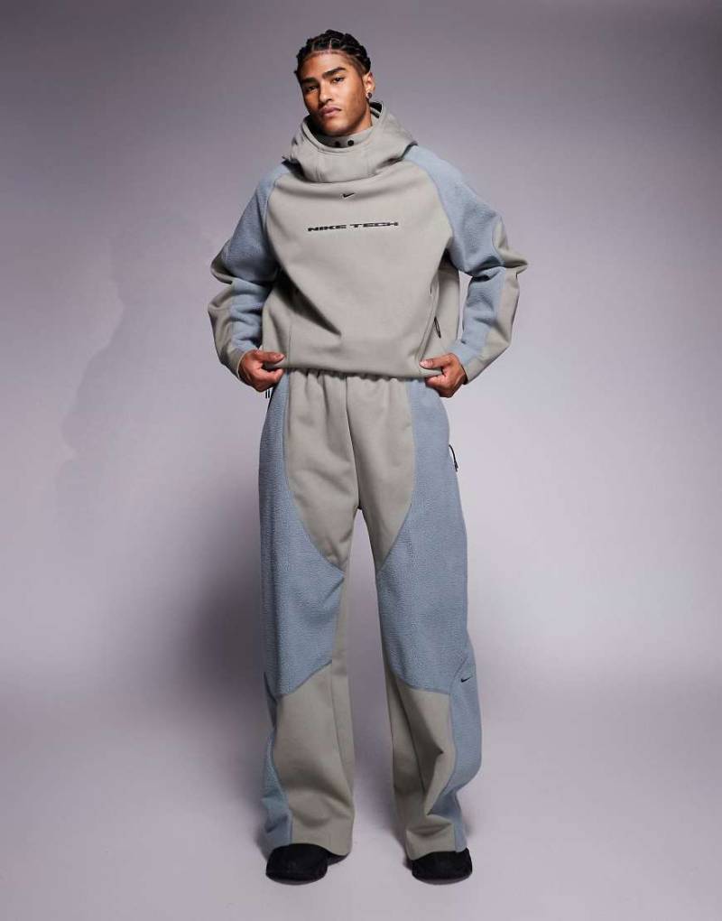 Nike - Tech Boreas - Jogginghose in Grau mit offenem Saum von Nike