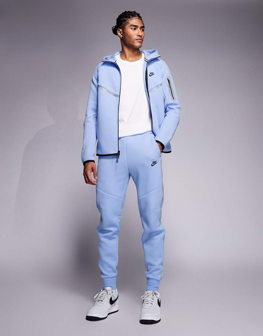 Nike - Tech Fleece - Jogginghose in Hellblau mit reflektierenden Details von Nike