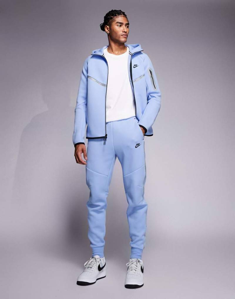 Nike - Tech Fleece - Jogginghose in Hellblau mit reflektierenden Details von Nike