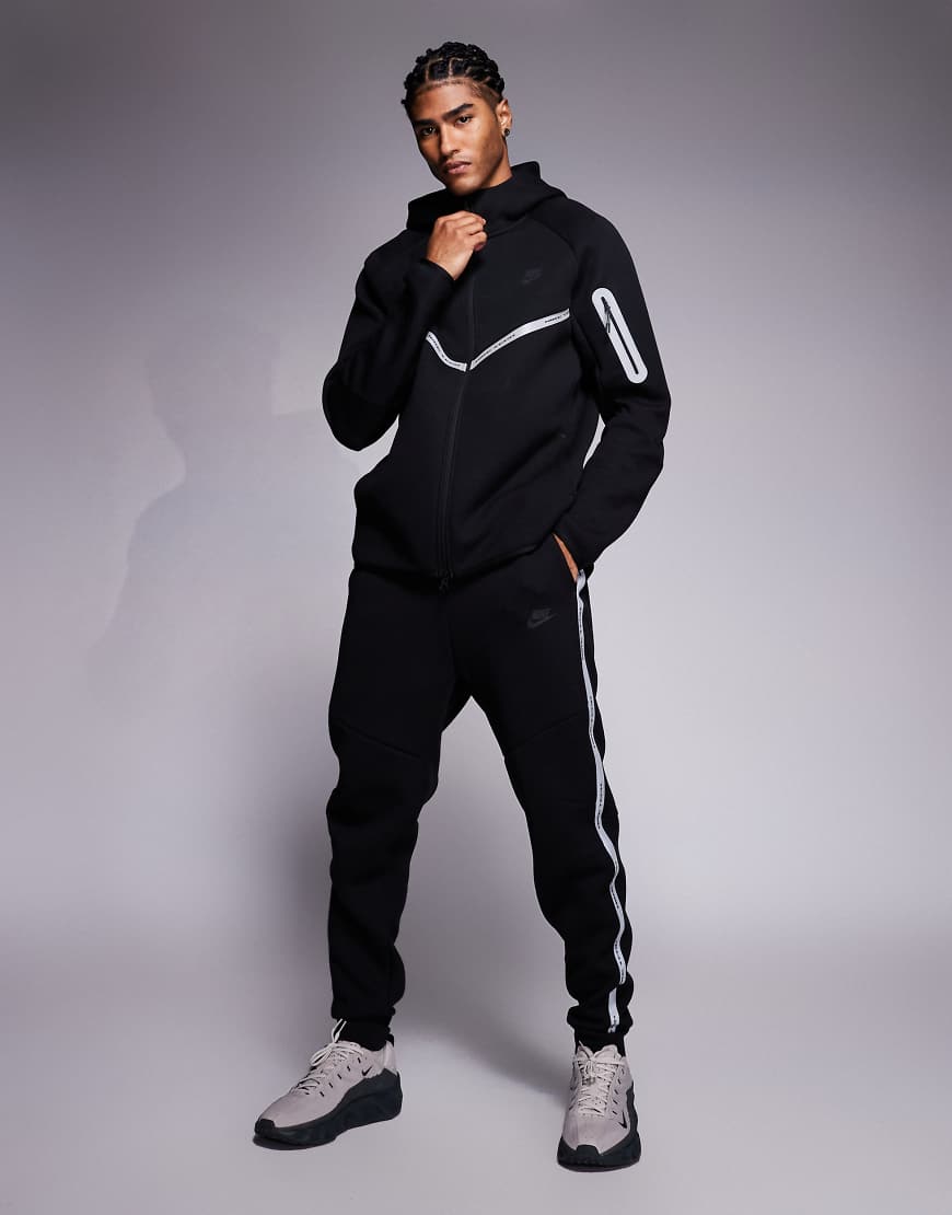Nike - Tech Fleece - Jogginghose in Schwarz mit reflektierenden Details von Nike