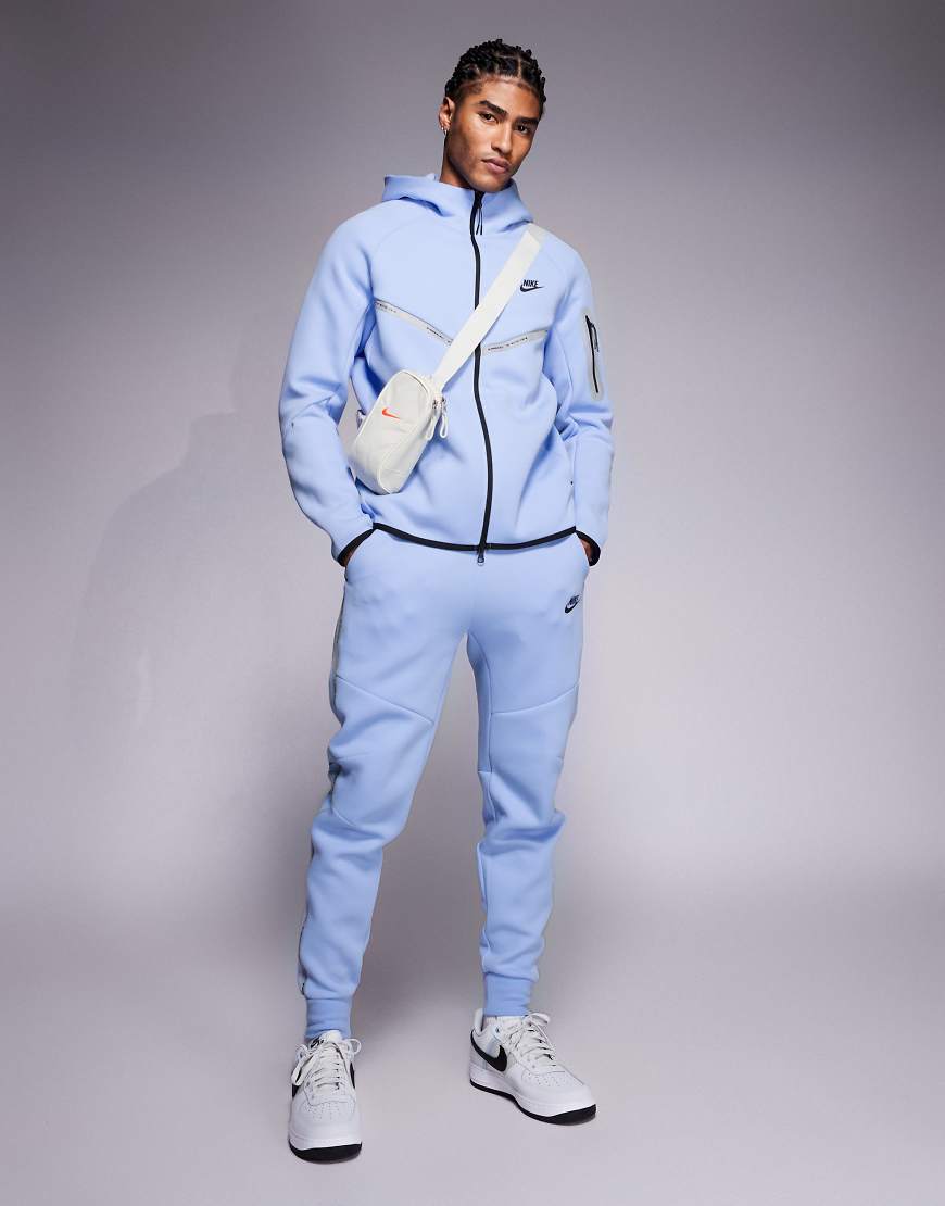 Nike - Tech Fleece - Kapuzenjacke in Hellblau mit reflektierenden Details und Reißverschluss von Nike