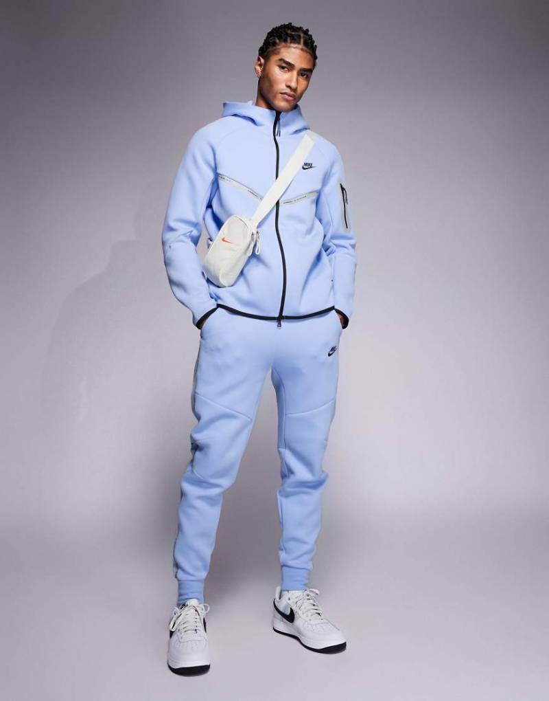 Nike - Tech Fleece - Kapuzenjacke in Hellblau mit reflektierenden Details und Reißverschluss von Nike
