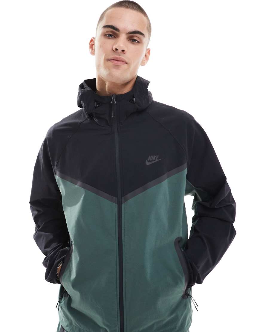 Nike - Tech - Jacke aus Webstoff in Dunkelgrün und Schwarz mit Reißverschluss Nike - Tech - Jacke aus Webstoff in Dunkelgrün und Schwarz mit Reißverschluss von Nike