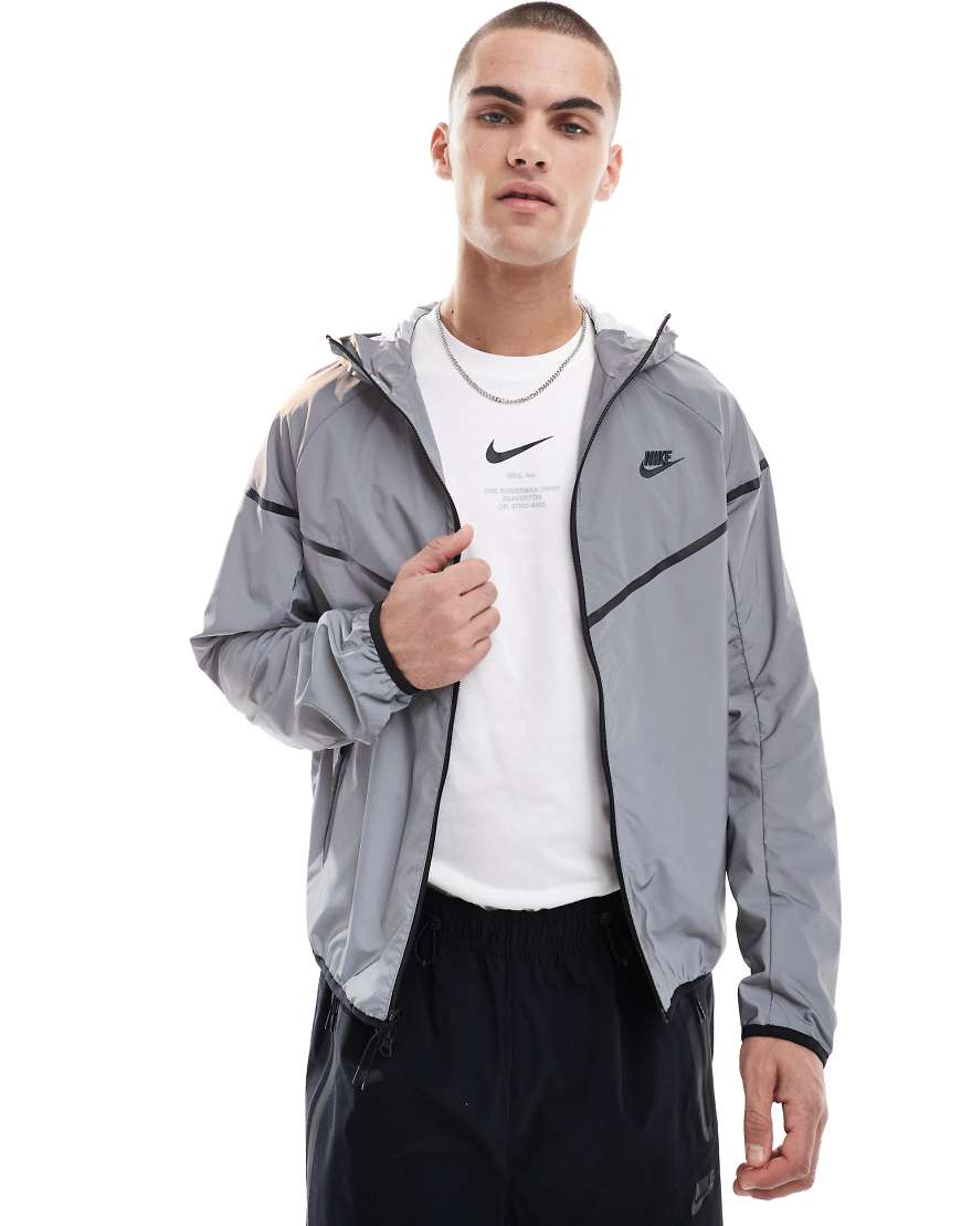 Nike - Tech - Jacke aus Webstoff in reflektierendem Silber mit Reißverschluss von Nike