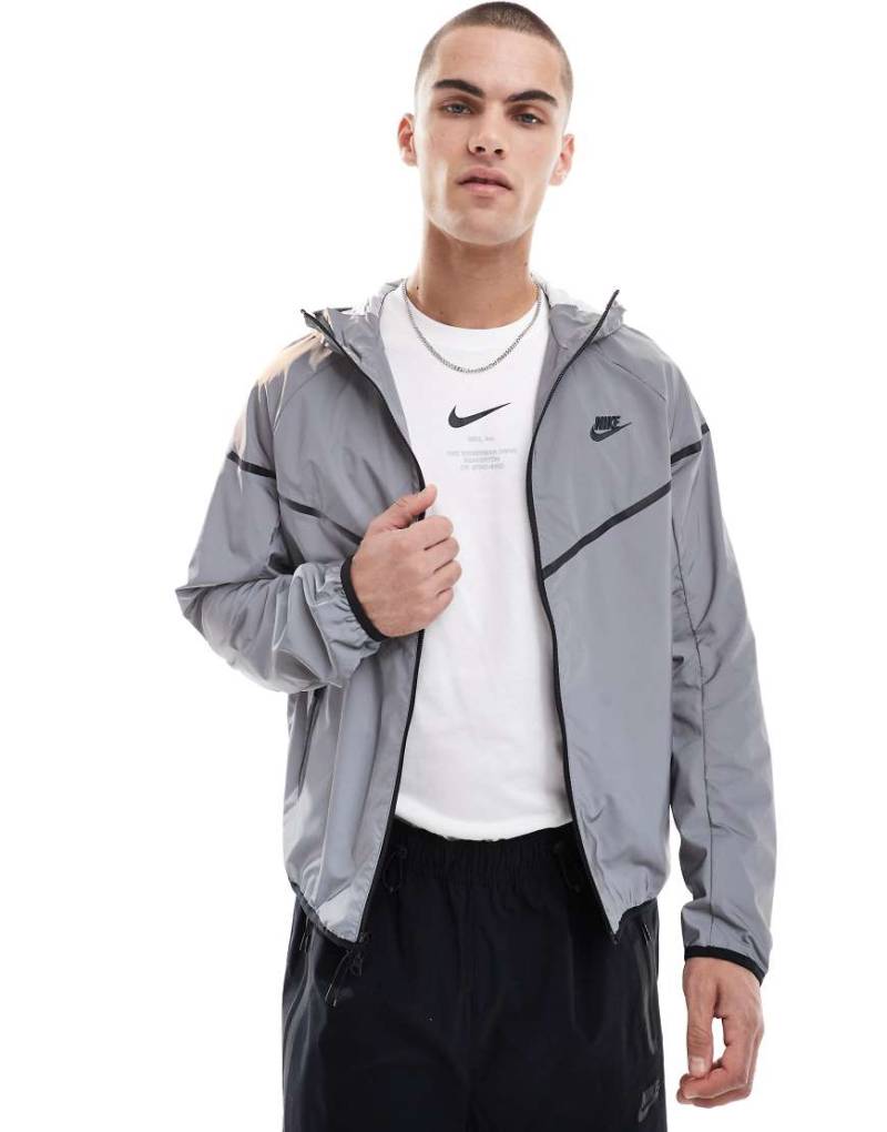Nike - Tech - Jacke aus Webstoff in reflektierendem Silber mit Reißverschluss von Nike