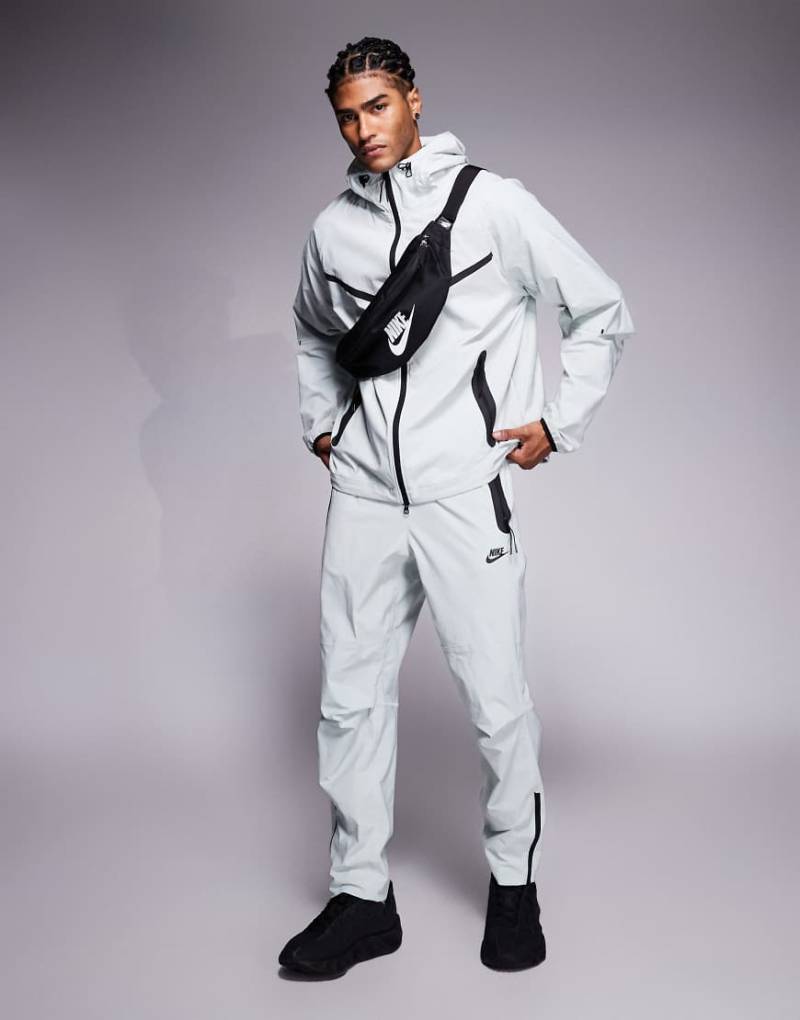 Nike - Tech - Jogginghose aus Webstoff in Hellgrau von Nike