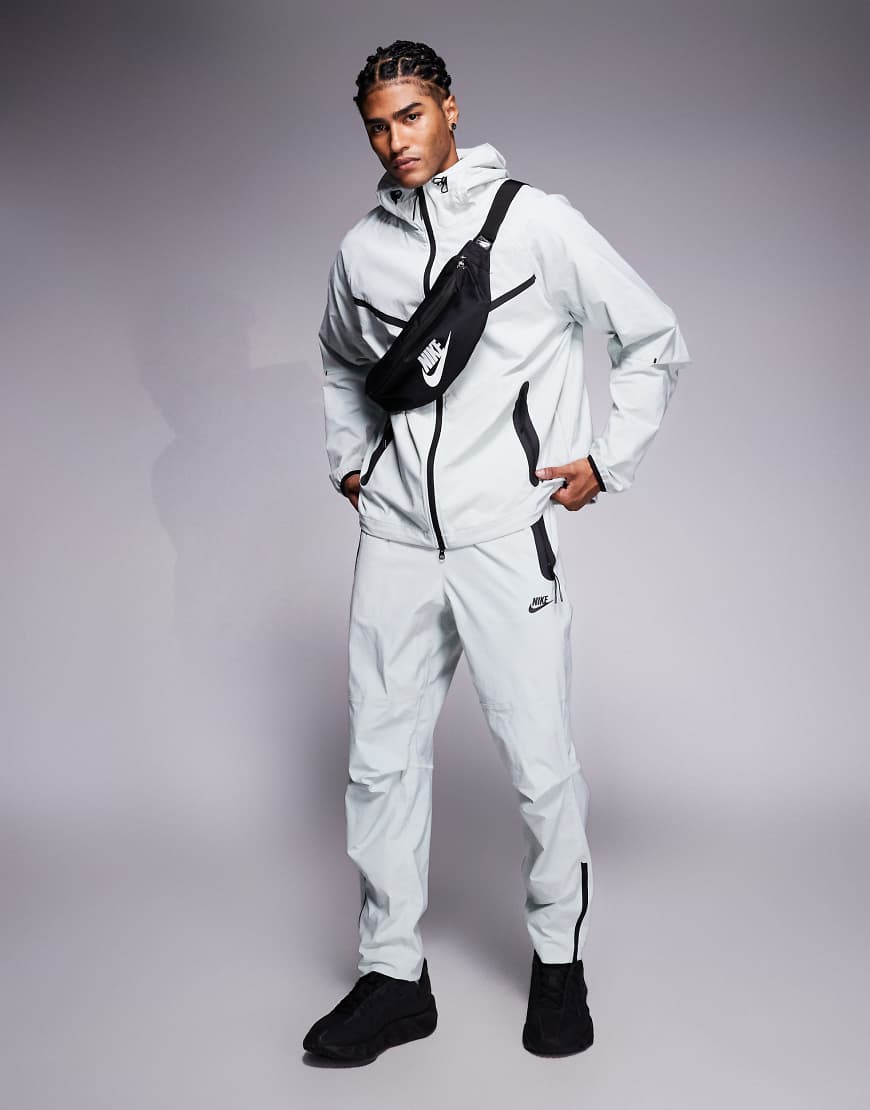 Nike - Tech - Jogginghose aus Webstoff in Hellgrau von Nike