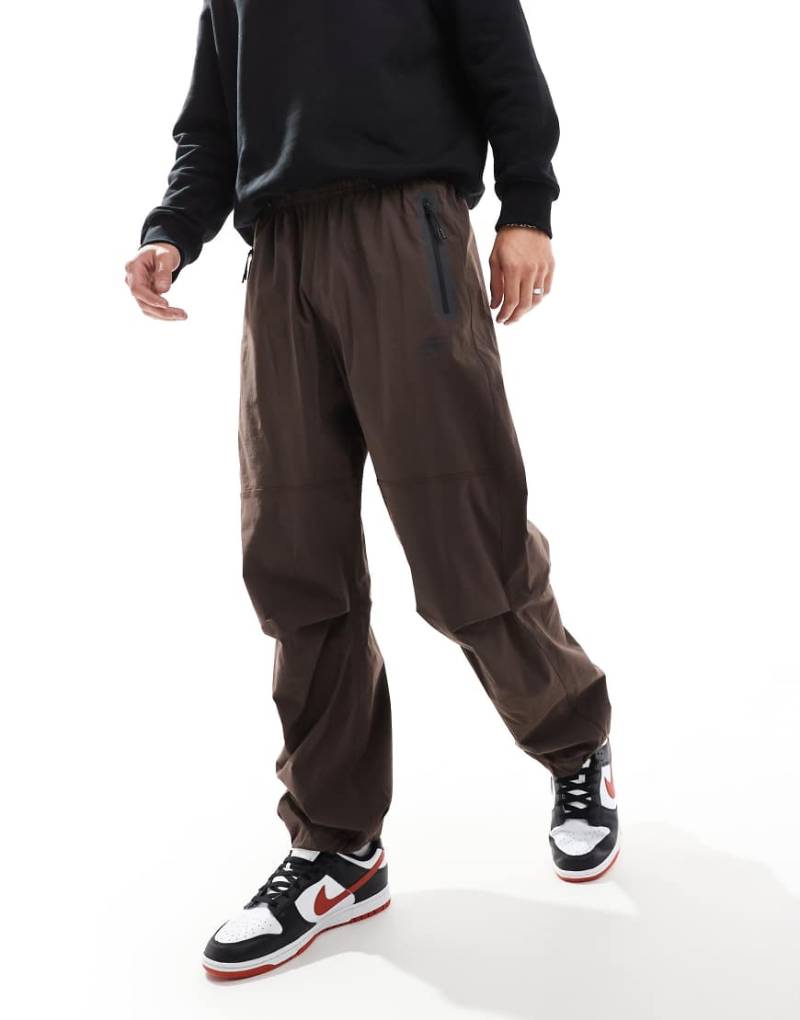 Nike - Tech - Oversize-Hose aus Webstoff in Braun von Nike
