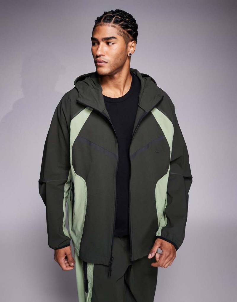 Nike - Tech Woven - Oversize-Kapuzenjacke in Dunkelgrün mit Reißverschluss von Nike