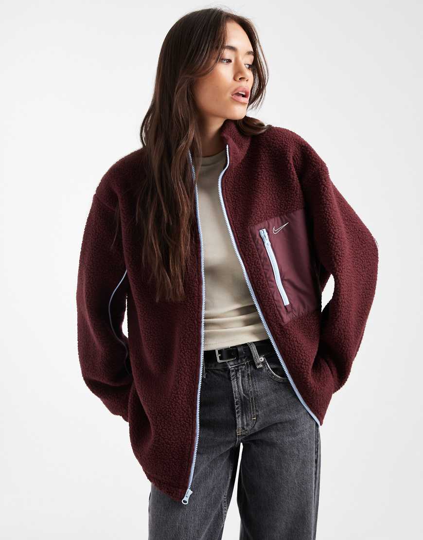 Nike - Teddy-Fleecejacke in Burgunderrot und Blau von Nike